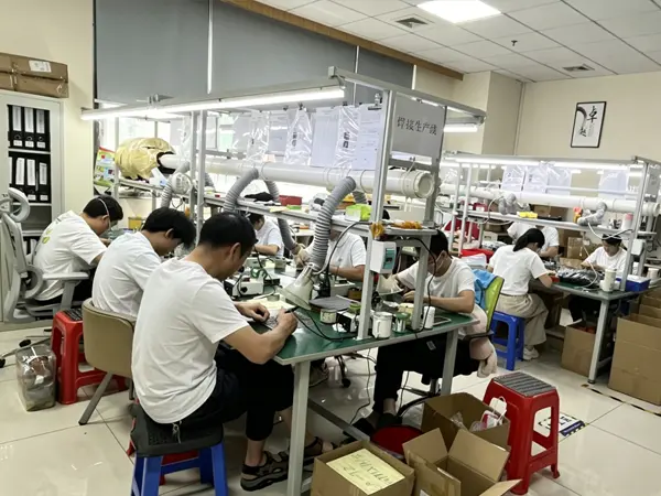 Netepake standar kualitas antena anyar liwat jalur produksi modern